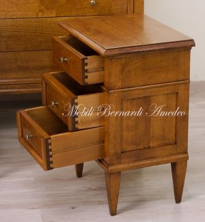 CO16 B Comodino Noce Massello Cassetti Incorniciati Gambe Spillo 04